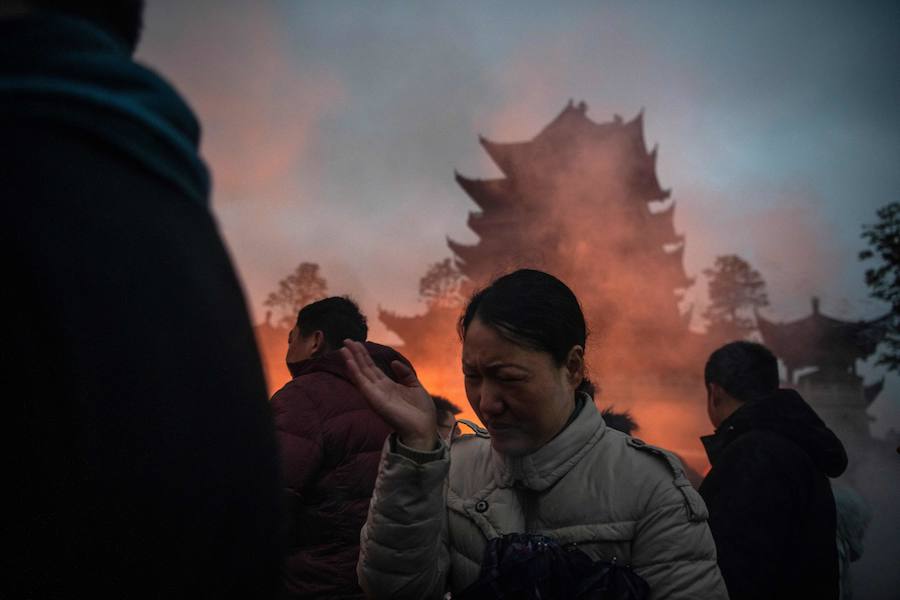 Los fieles chinos ofrecen oraciones y queman incienso en el quinto día del Año Nuevo Lunar en el Templo Budista Guiyuan en Wuhan, provincia de Hubei, centro de China, se celebra el Año del Cerdo con una semana de vacaciones en el Festival de Primavera.