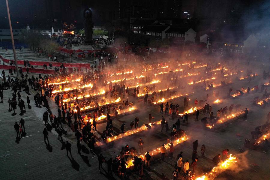 Los fieles chinos ofrecen oraciones y queman incienso en el quinto día del Año Nuevo Lunar en el Templo Budista Guiyuan en Wuhan, provincia de Hubei, centro de China, se celebra el Año del Cerdo con una semana de vacaciones en el Festival de Primavera.