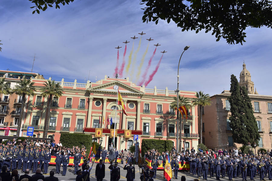 Siete aviones C-101 de la Patrulla Águila han dibujado en el cielo de Murcia los colores de la enseña nacional, en un acto en el que han participado 350 vecinos y que han expresado su compromiso hacia nuestro país