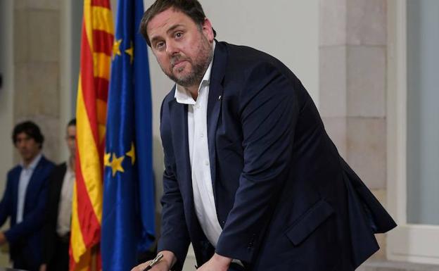 Oriol Junqueras,entonces vicepresidente y consejero de Economía, firma el documento, sin validez legal, de declaración simbólica por una futura independencia. 