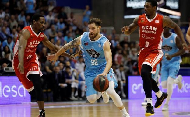 El base del Breogán, Christian Díaz, defendido por Charlon Kloof y Soko, jugadores del UCAm CB.