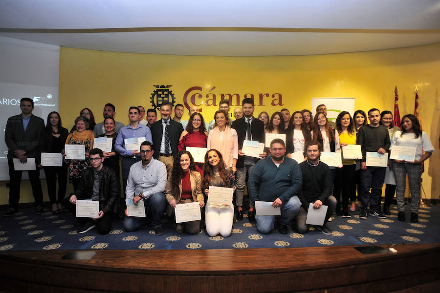 Los estudiantes reciben una mención en su expediente y un premio en metálico por el mérito y el esfuerzo realizado