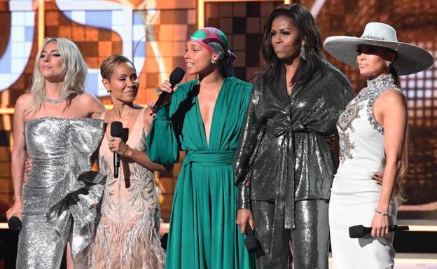 Imagen principal - Arriba, de izquierda a derecha, Lady Gaga, Jada Pinkett Smith, Alicia Keys, Michelle Obama y Jennifer Lopez. Abajo, Jennifer Lopez y Lady Gaga. 