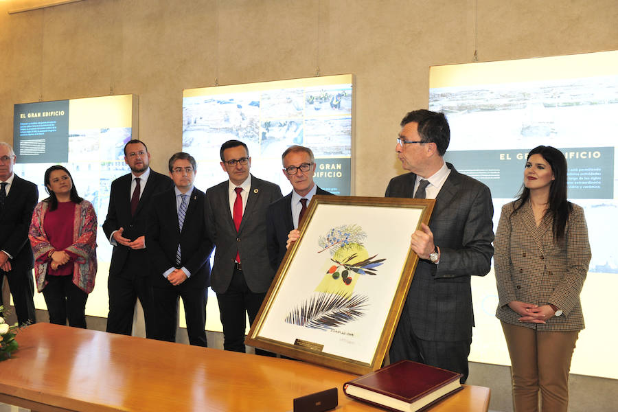 El ministro de Cultura y Deportes, José Guirau, junto con el delegado de Gobierno, Diego Conesa, visitan la exposición de 'Floridablanca. La sombra de un rey'