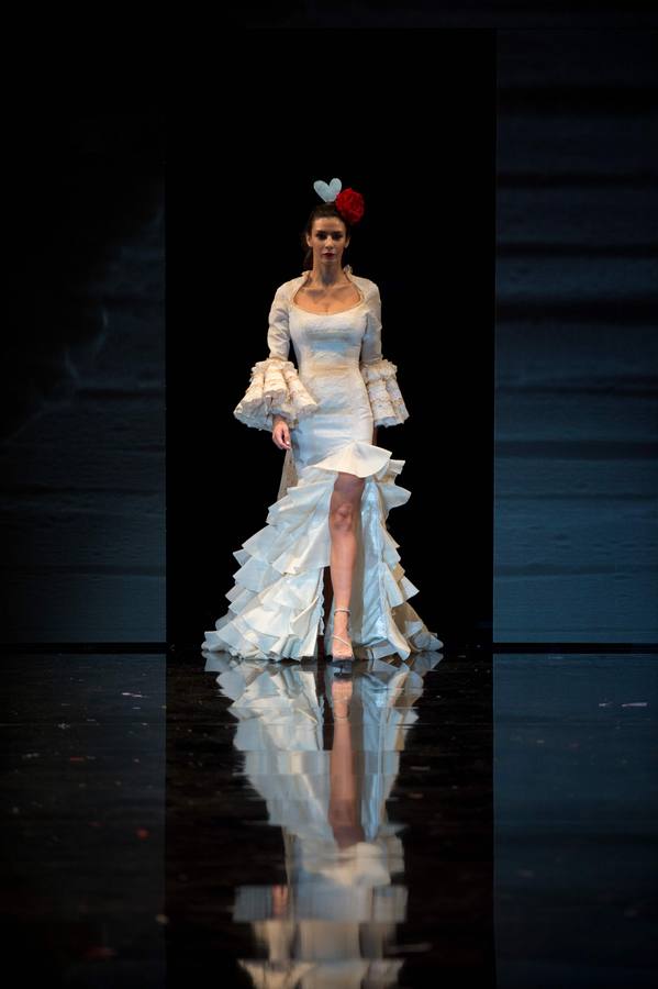 Varias modelos desfilan dentro del salón internacional de moda flamenca SIMOF, en Sevilla, que este año celebra su 25 aniversario.