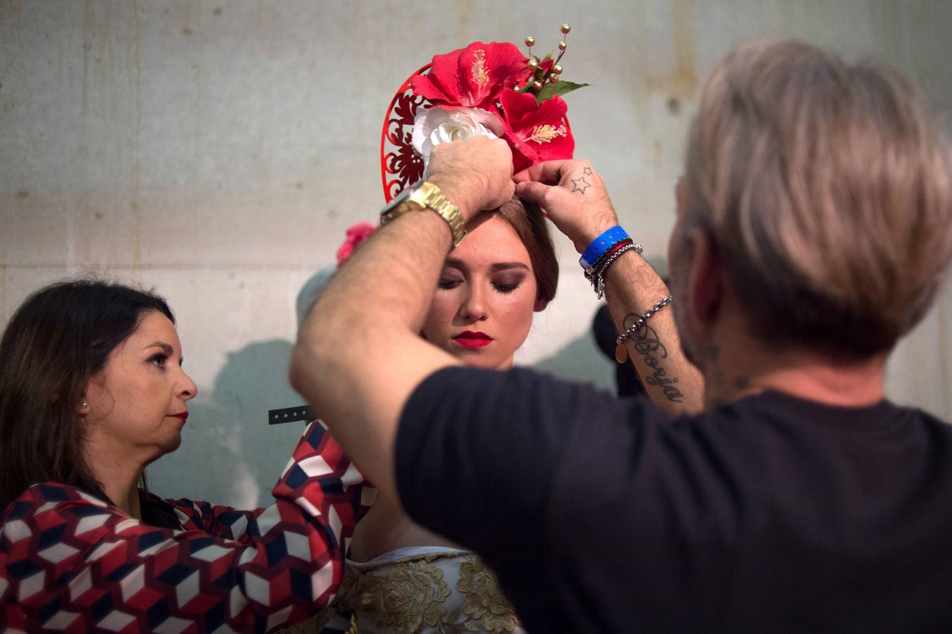 Varias modelos desfilan dentro del salón internacional de moda flamenca SIMOF, en Sevilla, que este año celebra su 25 aniversario.