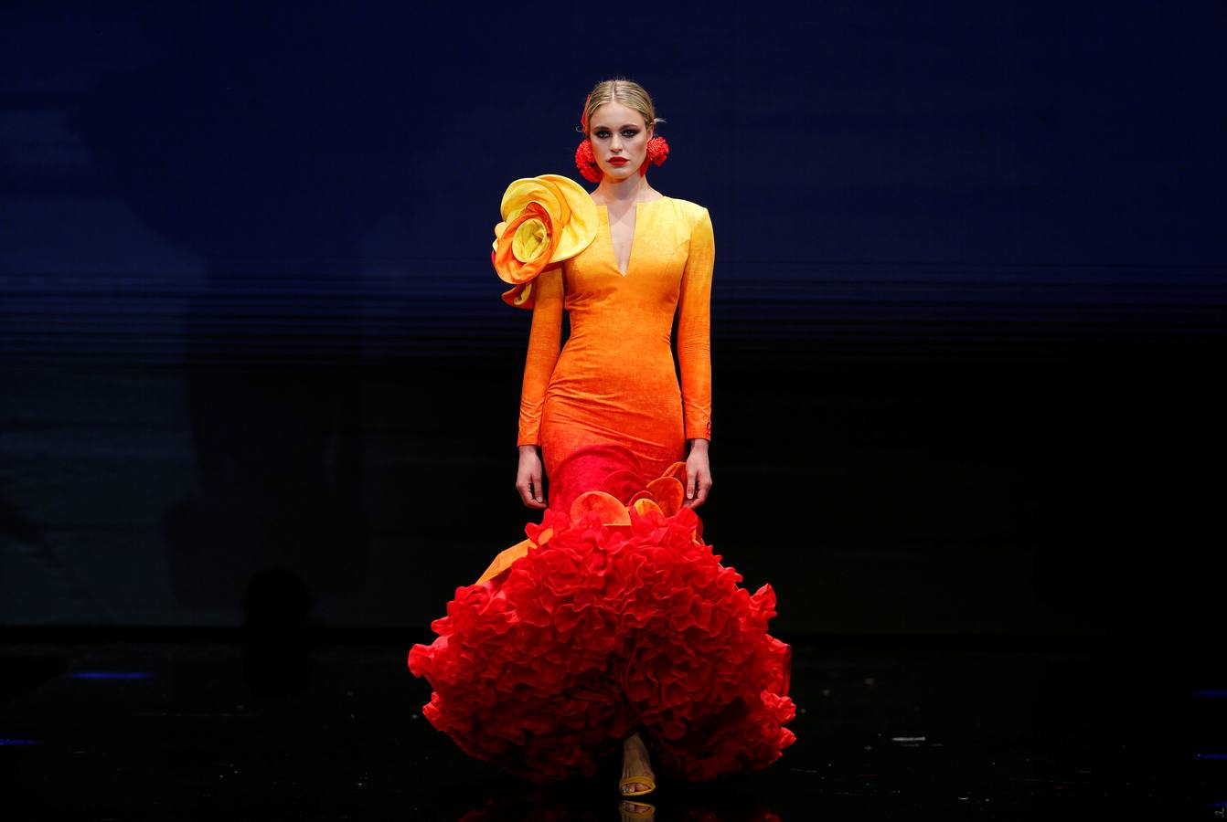 Varias modelos desfilan dentro del salón internacional de moda flamenca SIMOF, en Sevilla, que este año celebra su 25 aniversario.