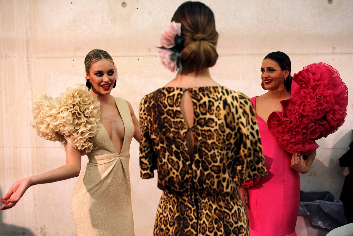 Varias modelos desfilan dentro del salón internacional de moda flamenca SIMOF, en Sevilla, que este año celebra su 25 aniversario.