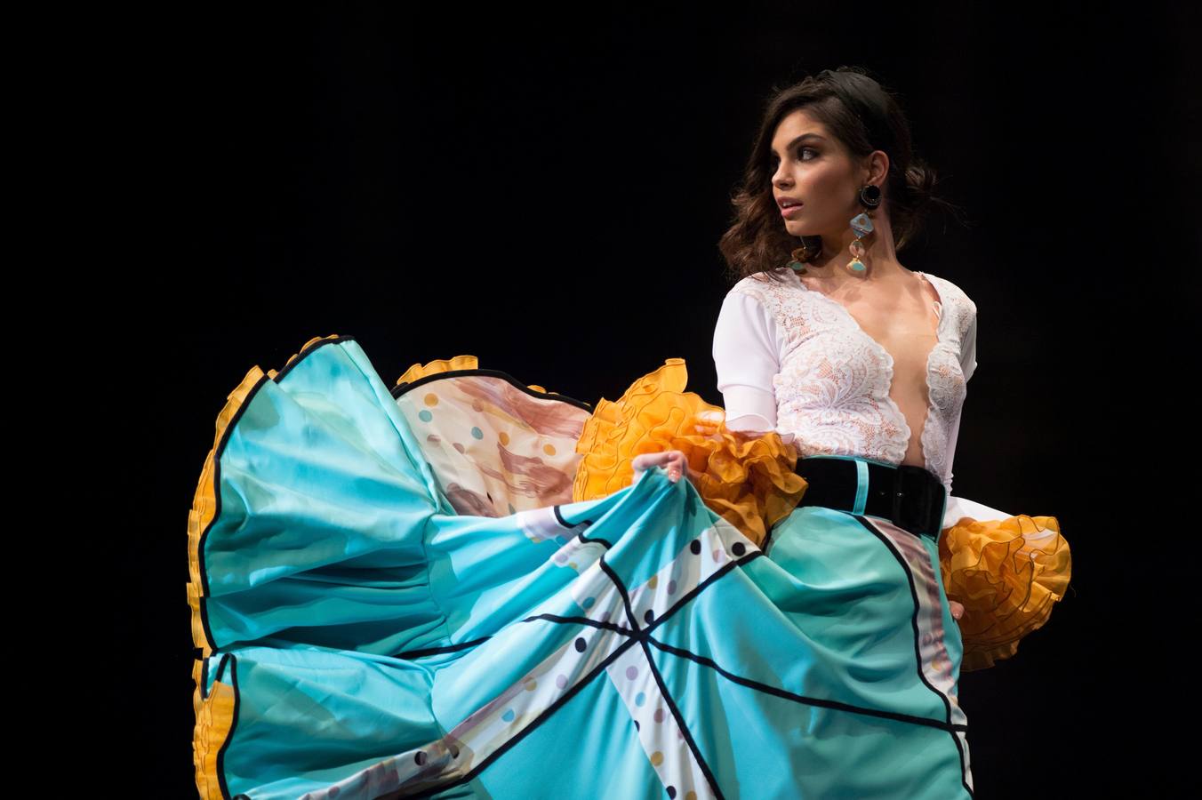 Varias modelos desfilan dentro del salón internacional de moda flamenca SIMOF, en Sevilla, que este año celebra su 25 aniversario.