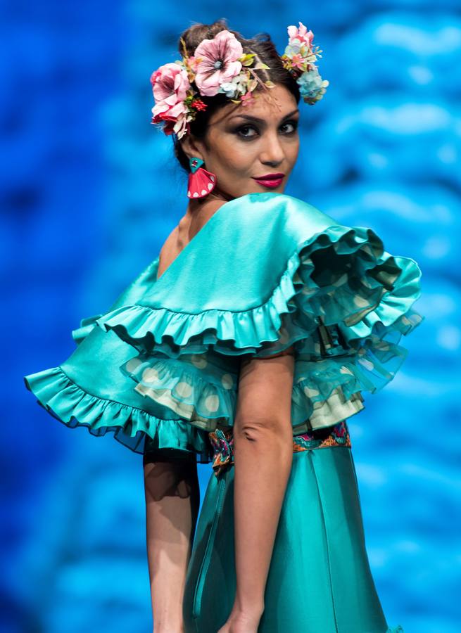 Varias modelos desfilan dentro del salón internacional de moda flamenca SIMOF, en Sevilla, que este año celebra su 25 aniversario.