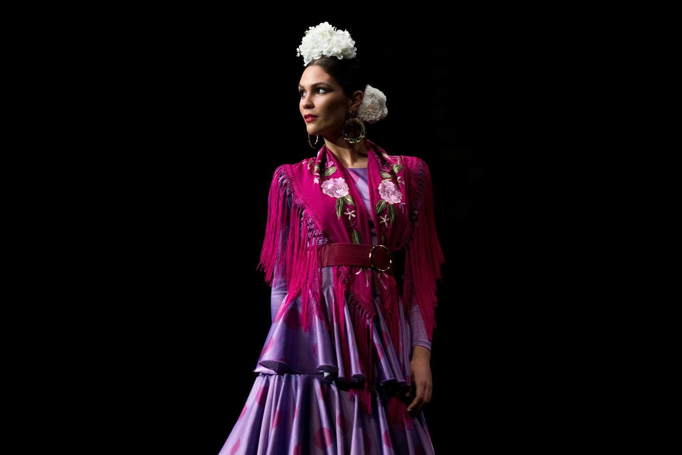 Varias modelos desfilan dentro del salón internacional de moda flamenca SIMOF, en Sevilla, que este año celebra su 25 aniversario.