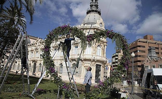 Plataforma de corazón colocada en la plaza de Héroes de Cavite, en Cartagena.