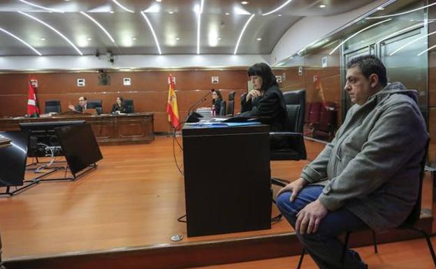 El asesino confeso, momentos antes del arranque del juicio en la Audiencia Provincial de Álava. 