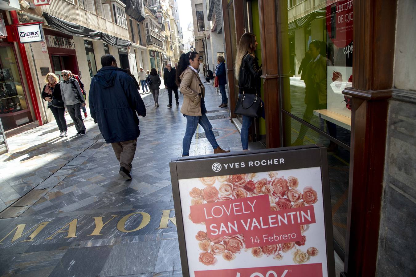 Tiendas, pastelerías y restaurantes ofrecen promociones especiales y su imagen más romántica hasta el domingo