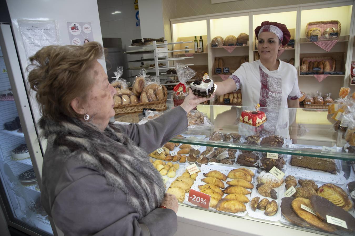 Tiendas, pastelerías y restaurantes ofrecen promociones especiales y su imagen más romántica hasta el domingo