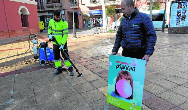 Un operario retira un chicle con la nueva máquina. agm