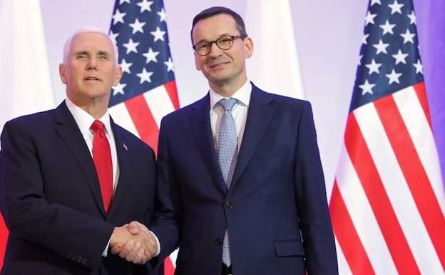 El primer ministro polaco, Mateusz Morawiecki (d), estrecha la mano del vicepresidente de Estados Unidos, Mike Pence (i), durante su encuentro este jueves en Varsovia (Polonia).