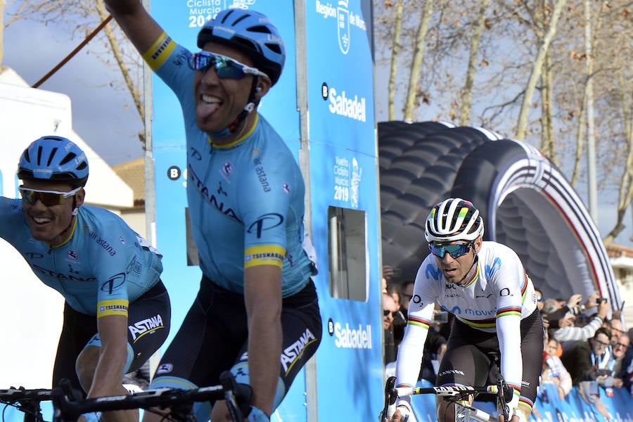 El muleño Luis León Sánchez terminó en tercera posición y el campeón del mundo, Alejandro Valverde, no pudo subirse al podio y cruzó la meta en cuarto lugar