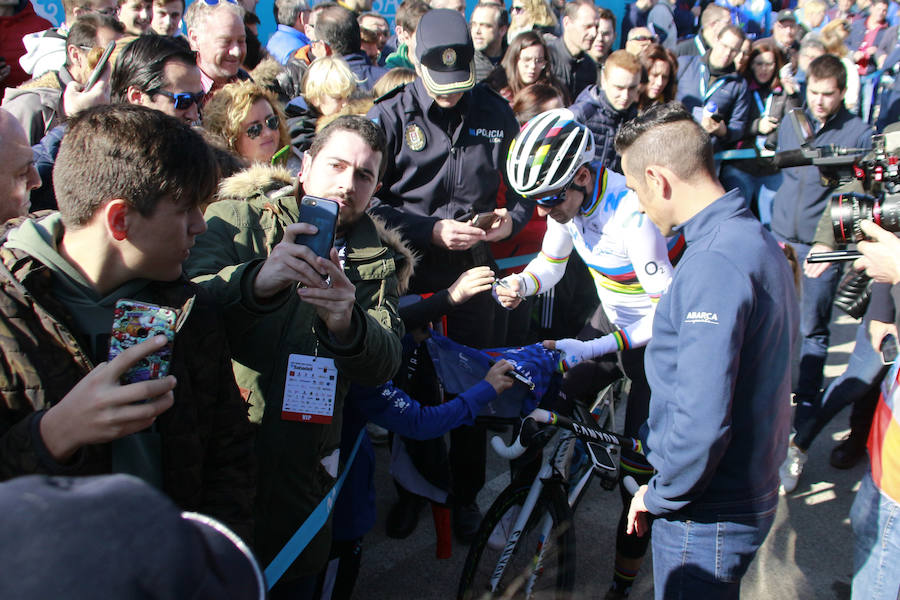 El muleño Luis León Sánchez terminó en tercera posición y el campeón del mundo, Alejandro Valverde, no pudo subirse al podio y cruzó la meta en cuarto lugar