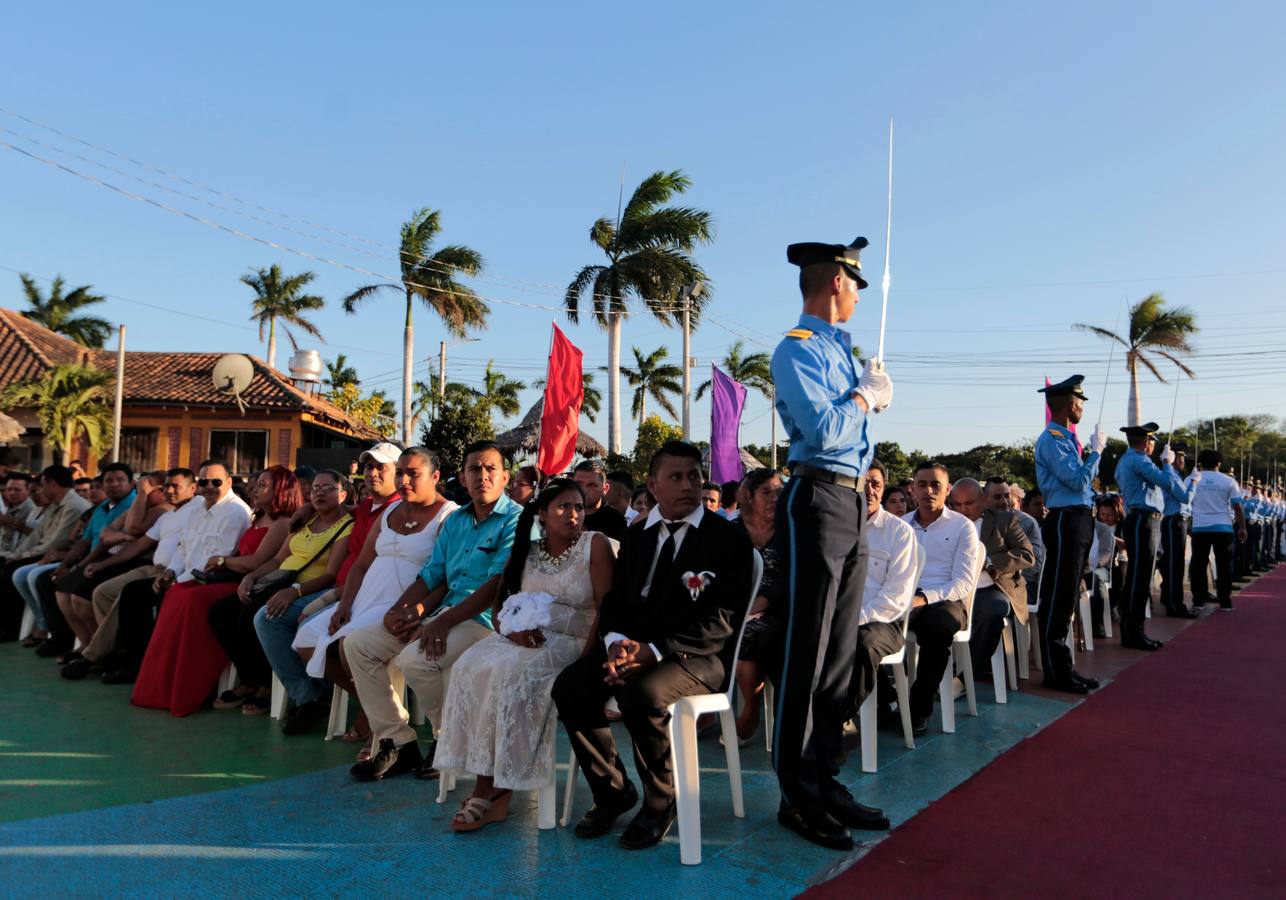 Las autoridades de Managua celebraron este jueves una fiesta a 250 parejas que contrajeron matrimonio civil en una boda colectiva con motivo del Día de San Valentín. 