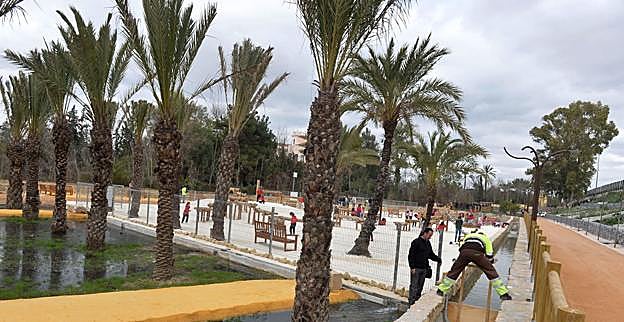 La acequia de La Arboleja, descimbrada, forma parte del parque que une El Malecón y la mota del río, inaugurado ayer.