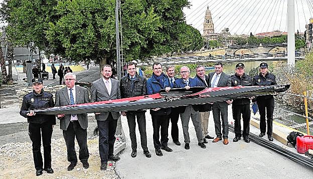 Presentación, ayer, de la regata junto al río, en la zona de obras del paseo fluvial. 