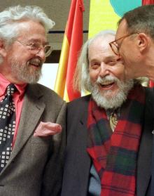 Imagen secundaria 2 - Buero Vallejo, Rosales y Castillo-Puche. | Castiilo-Puche departiendo con el poeta mexicano Octavio Paz. | Los escritores cartageneros José María Alvarez y Arturo Pérez-Reverte riendo junto a José Luis Castillo-Puche, en la inauguración de la exposición 'Murcia, tierra de escritores', en 1999.