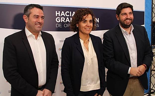 Joaquín Buendía, Dolors Montserrat y Fernando López Miras, este sábado en Alcantarilla.