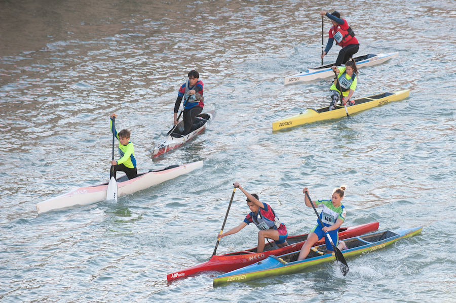 La Regata Ciudad de Murcia rompe su techo con setecientos palistas, barcos dragón y participantes de prestigio.