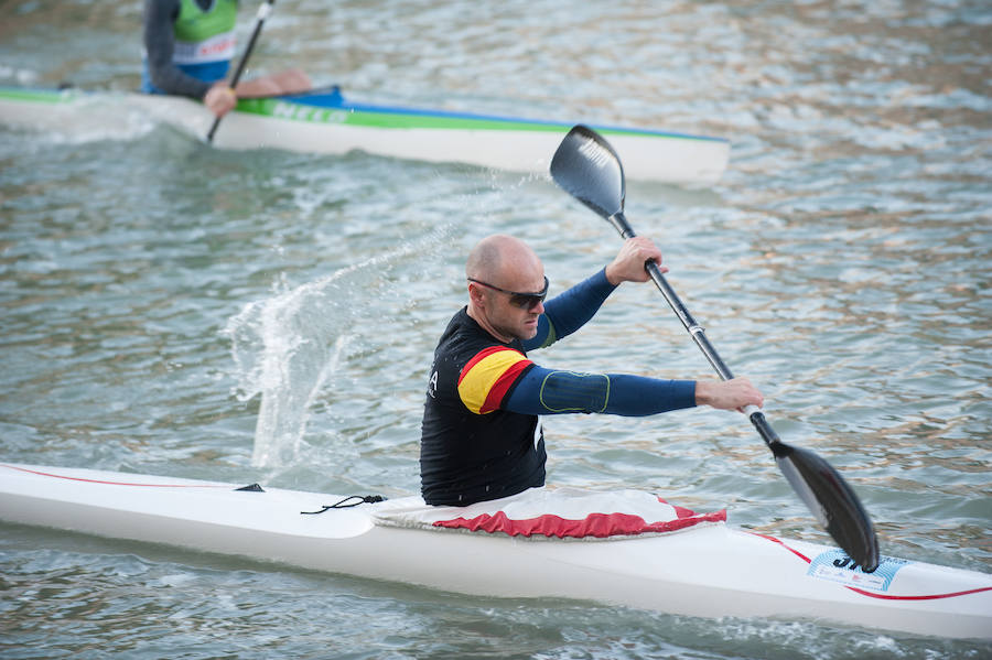 La Regata Ciudad de Murcia rompe su techo con setecientos palistas, barcos dragón y participantes de prestigio.