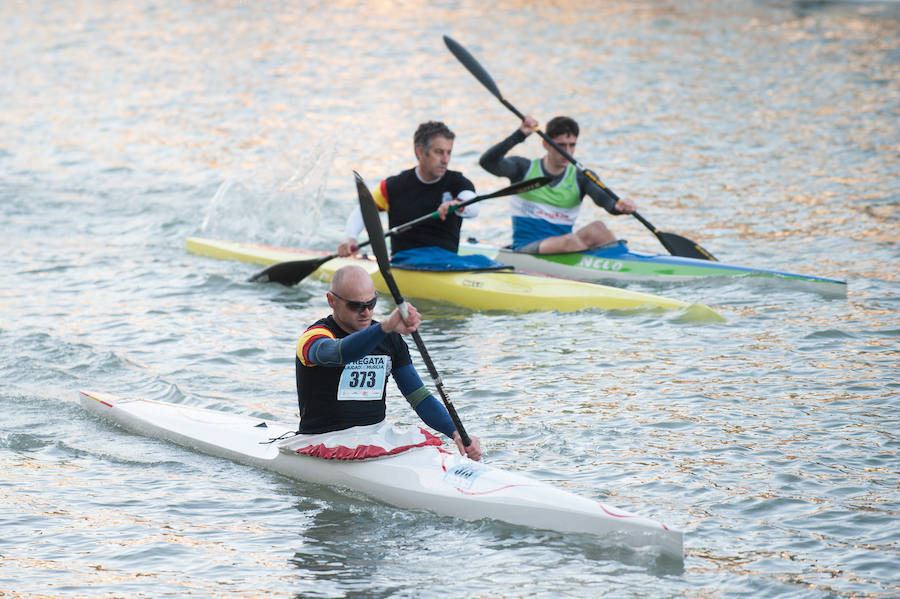 La Regata Ciudad de Murcia rompe su techo con setecientos palistas, barcos dragón y participantes de prestigio.