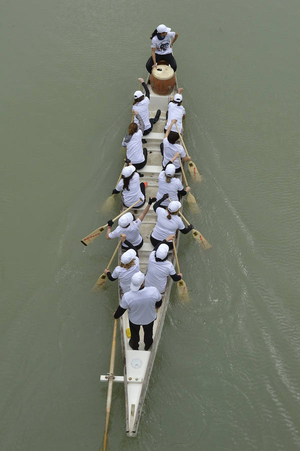 La Regata Ciudad de Murcia rompe su techo con setecientos palistas, barcos dragón y participantes de prestigio.