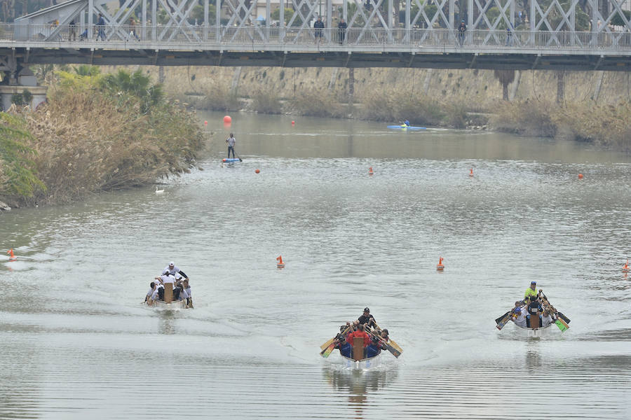 La Regata Ciudad de Murcia rompe su techo con setecientos palistas, barcos dragón y participantes de prestigio.