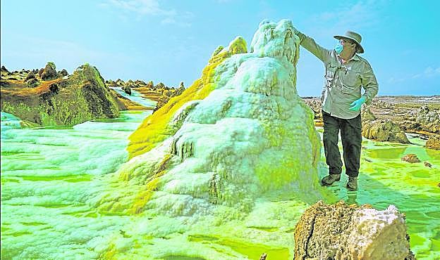 Un investigador, junto a una chimenea hidrotermal. :: Olivier Grunewald