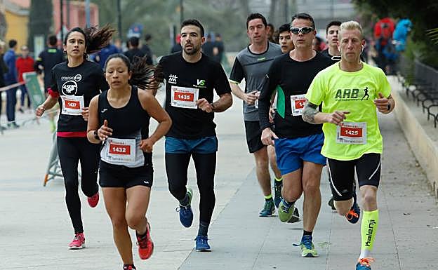 Participantes de la carrera en el Paseo del Malecón.