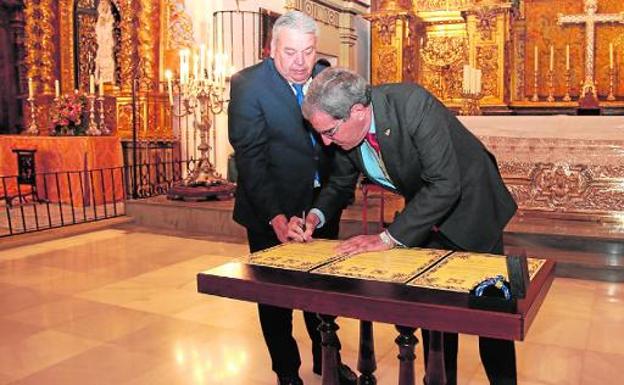 Acto de la firma del acto de hermanamiento, ayer, en la iglesia de San Francisco. 