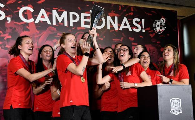 Celebración, este lunes, del equipo campeón del que forman parte las murcianas Consuelo Campoy (3ª izda), Mayte Mateo (8ª izda) y Noelia Montoro (3ª dcha.).