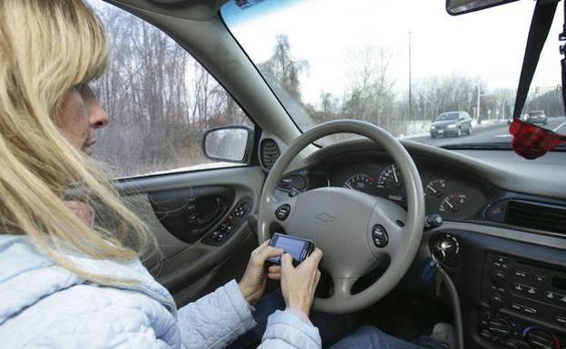 Cómo usar el móvil en el coche sin que te puedan multar