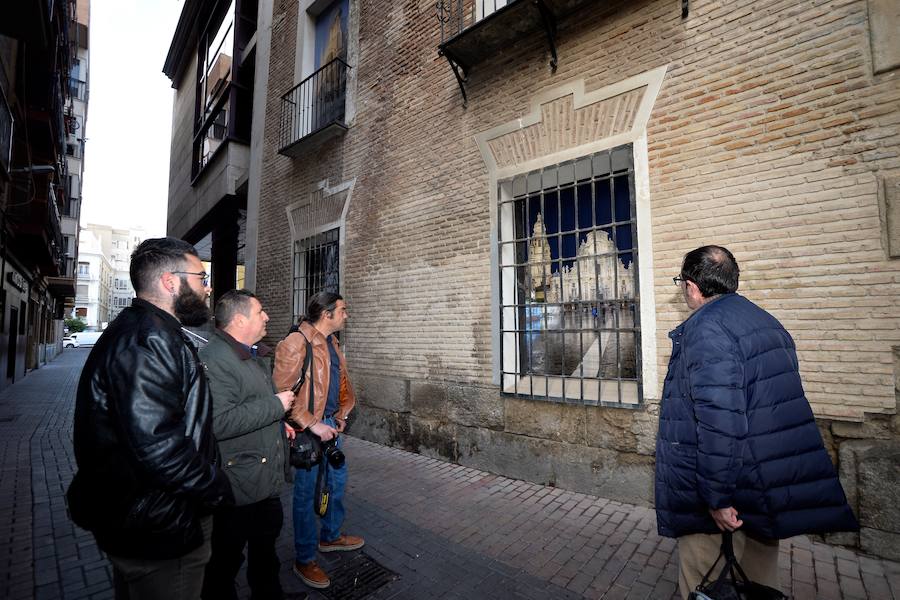 Las instantáneas se han tomado en lugares como el Paseo de Corvera, el río Segura, el edficio Guillamón y las cúpulas de los inmuebles modernistas de la Casa Cerdá