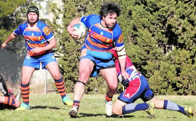 Un jugador del CRUC B intenta frenar un ataque del CR Las Torres. 