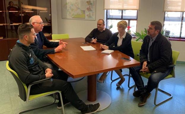 La directora general de Medio Natural, Consuelo Rosauro, durante el encuentro de trabajo con el concejal del Ayuntamiento de Murcia, Antonio Navarro, el alcalde pedáneo de Torreagüera y representantes de las asociación BiciHuerta.