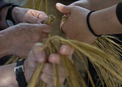 Imagen secundaria 1 - Muestra de artesanía en un mercado tradicional de Cartagena. | Trenzado de pleita en una muestra lorquina. | Enseres y herramientas del museo de Cieza.