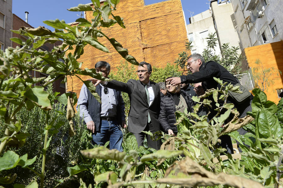 El alcalde de Murcia, José Ballesta, con el concejal de Huerta, Antonio Navarro, presentaron este martes la semana de la Huerta de Murcia.