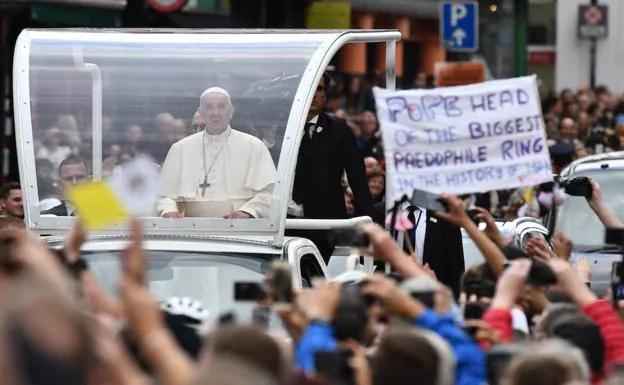 El Papa Francisco es recibido en Dublín con pancartas alusivas a los casos de pedofilia en el clero. 