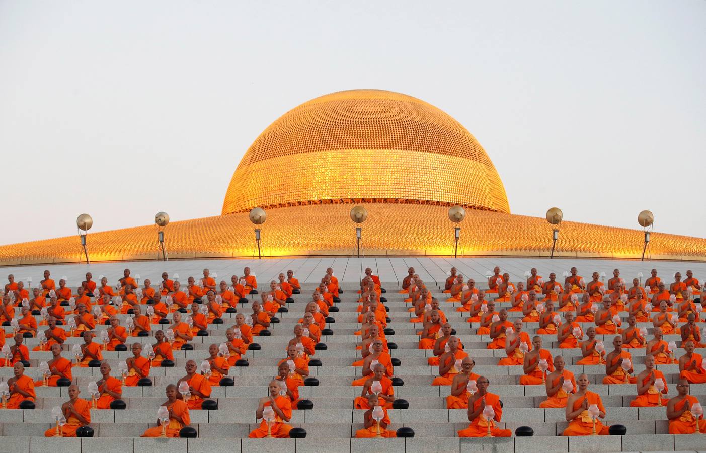 Monjes budistas rezan durante una ceremonia que conmemora el día del Magha Puja en el Templo Wat Phra Dhammakaya, en Tailandia. El Magha Puja conmemora el sermón que dio Buda nueve meses después de alcanzar la «iluminación», cuando 1.250 monjes budistas se reunieron espontáneamente para escuchar los principios del budismo. 