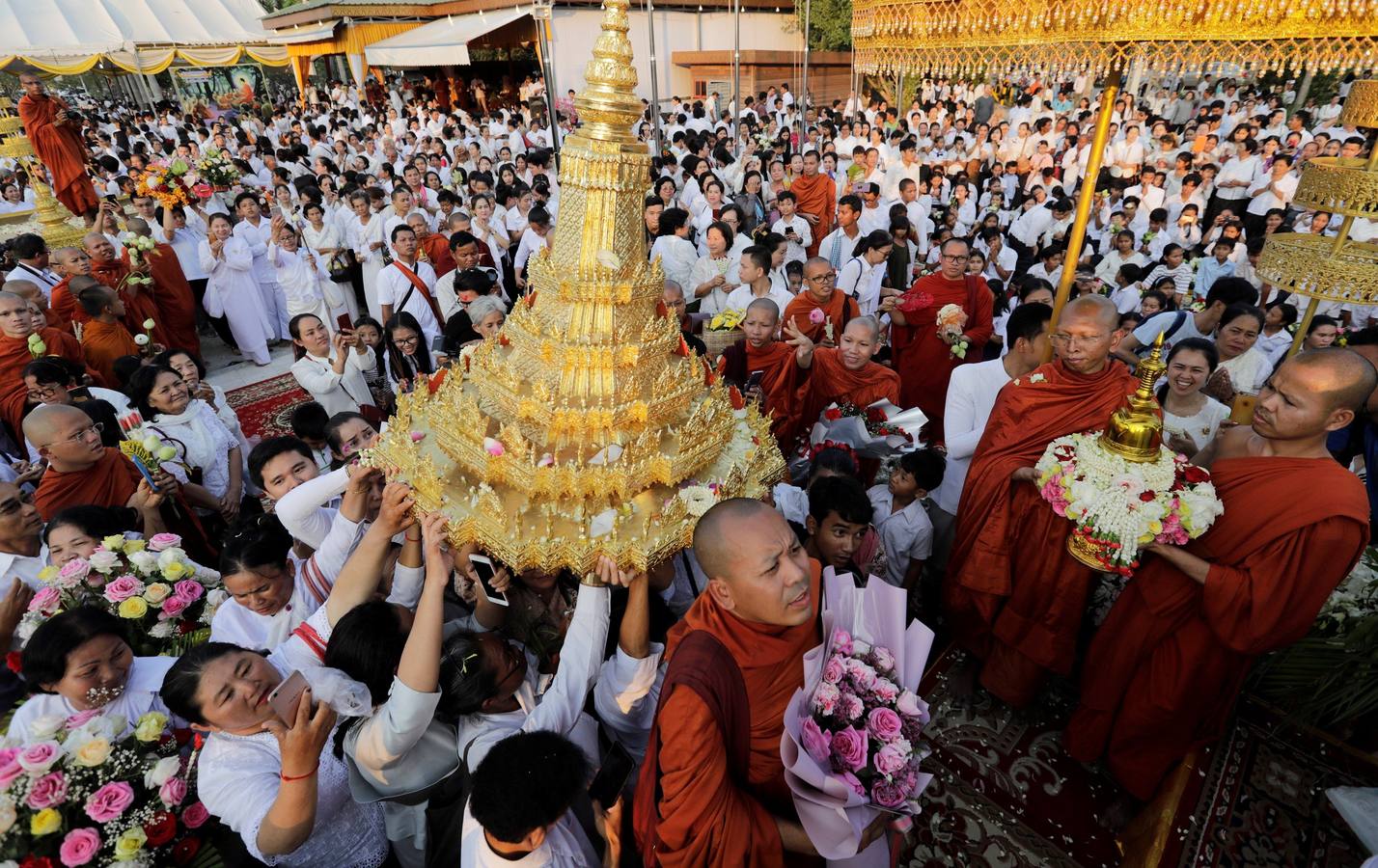 Monjes budistas rezan durante una ceremonia que conmemora el día del Magha Puja en el Templo Wat Phra Dhammakaya, en Tailandia. El Magha Puja conmemora el sermón que dio Buda nueve meses después de alcanzar la «iluminación», cuando 1.250 monjes budistas se reunieron espontáneamente para escuchar los principios del budismo. 