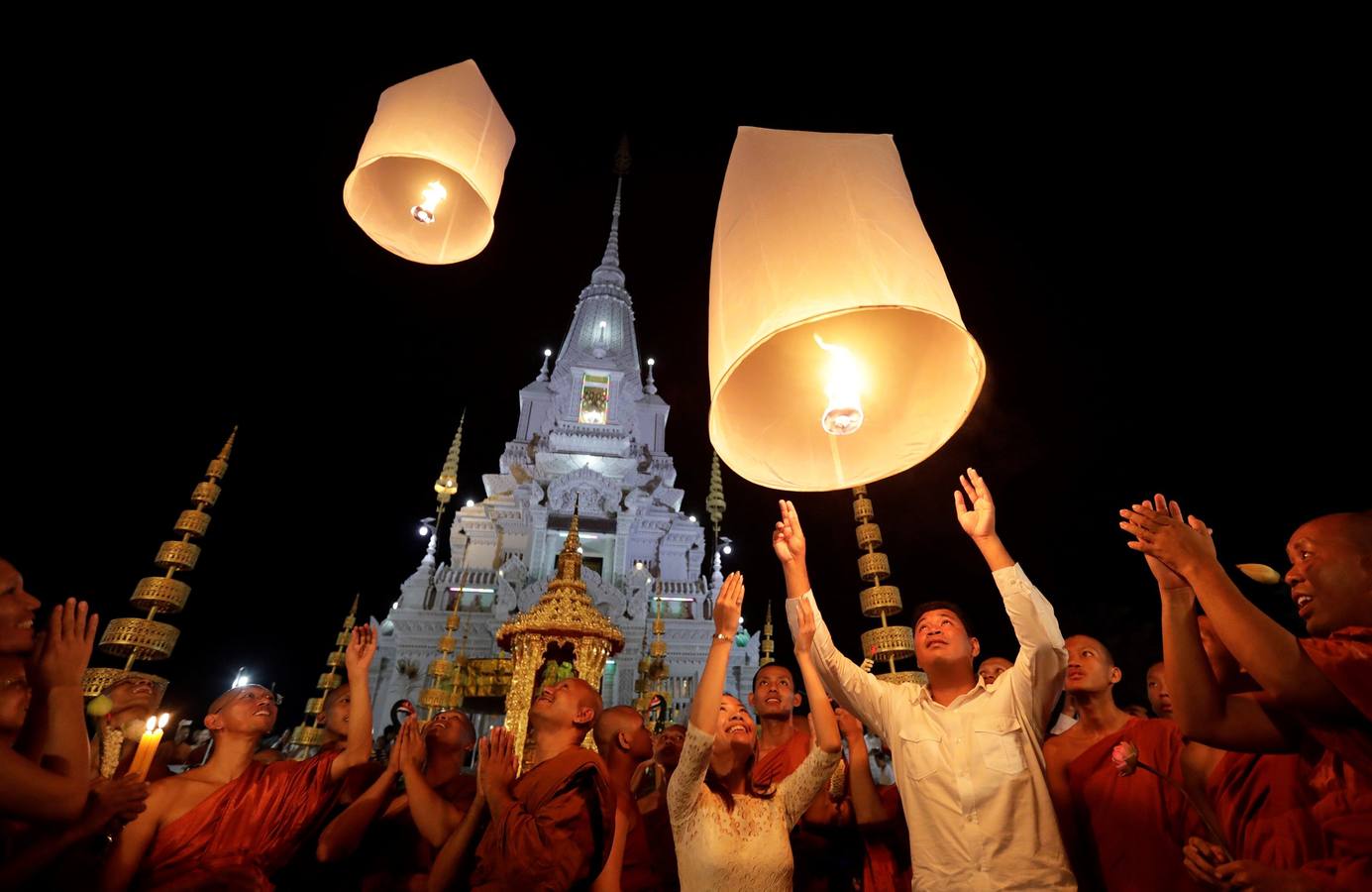 Monjes budistas rezan durante una ceremonia que conmemora el día del Magha Puja en el Templo Wat Phra Dhammakaya, en Tailandia. El Magha Puja conmemora el sermón que dio Buda nueve meses después de alcanzar la «iluminación», cuando 1.250 monjes budistas se reunieron espontáneamente para escuchar los principios del budismo. 