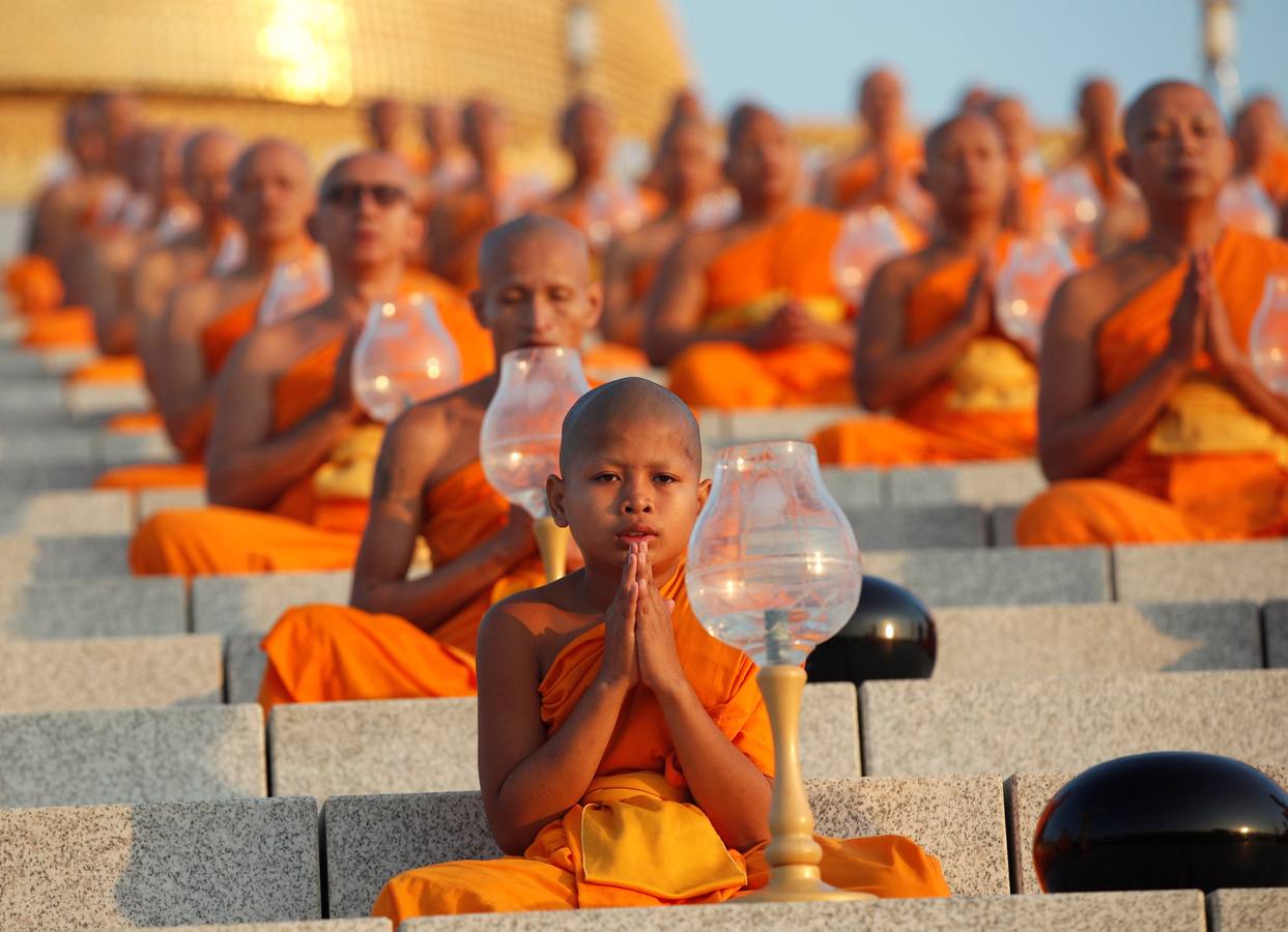 Monjes budistas rezan durante una ceremonia que conmemora el día del Magha Puja en el Templo Wat Phra Dhammakaya, en Tailandia. El Magha Puja conmemora el sermón que dio Buda nueve meses después de alcanzar la «iluminación», cuando 1.250 monjes budistas se reunieron espontáneamente para escuchar los principios del budismo. 