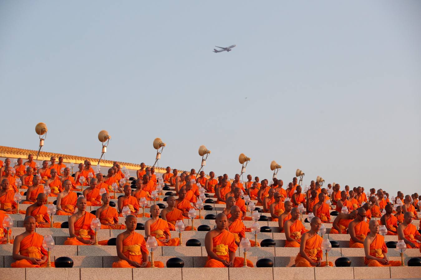 Monjes budistas rezan durante una ceremonia que conmemora el día del Magha Puja en el Templo Wat Phra Dhammakaya, en Tailandia. El Magha Puja conmemora el sermón que dio Buda nueve meses después de alcanzar la «iluminación», cuando 1.250 monjes budistas se reunieron espontáneamente para escuchar los principios del budismo. 