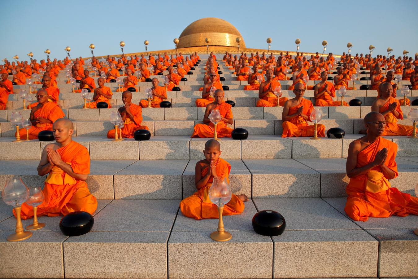Monjes budistas rezan durante una ceremonia que conmemora el día del Magha Puja en el Templo Wat Phra Dhammakaya, en Tailandia. El Magha Puja conmemora el sermón que dio Buda nueve meses después de alcanzar la «iluminación», cuando 1.250 monjes budistas se reunieron espontáneamente para escuchar los principios del budismo. 